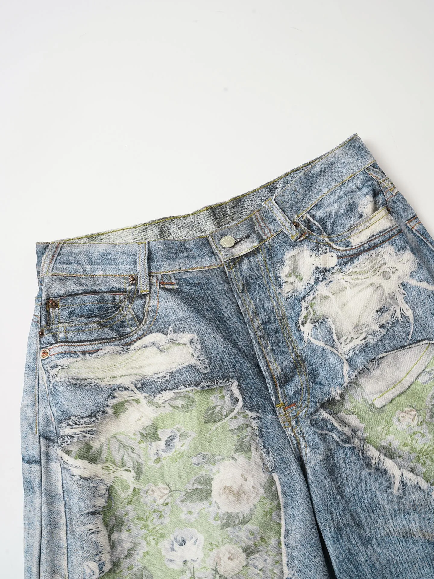 Acne Studios M ripped rose print trousers This season is guided by "multi-faceted self-perception" and deconstructs and reorganizes the core element of the rose. This pair of M jeans abandons the traditional flat embroidery and adopts a highly saturated broken rose oil painting print. It combines splash ink and mud-dyed textures to reconstruct a strong visual art on the denim surface, using the brand's iconic Trompe Loeil's trompe l'oeil printing technology "prints" roses on the trousers. From a distance, it looks like a three-dimensional superposition and peeling oil painting texture. From a closer look, you can feel the original fabric texture of denim, achieving a balance between visual thickness and lightweight wearing. It uses low-elastic brushed denim fabric (to make it easier to wear). Good support for 3D printed three-dimensional effect), with Classic five-pocket structure, button placket and leather back brand logo, mid-low-rise straight trousers, and the upper body has a Nordic Retro and high-street lazy atmosphere. It is a core item for summer layering, Citywalk and street style. Size: S-XL